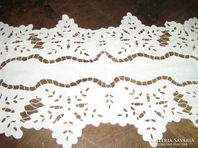 Gyönyörű különleges fehér madeira hímzett terítő