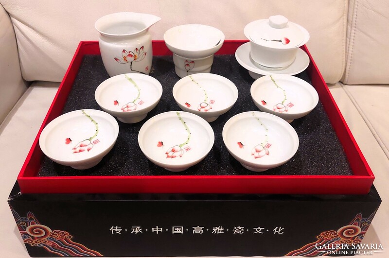 Kínai művész által készített jade porcelán, festett, jelzett teáskészlet díszdobozban, hibátlan