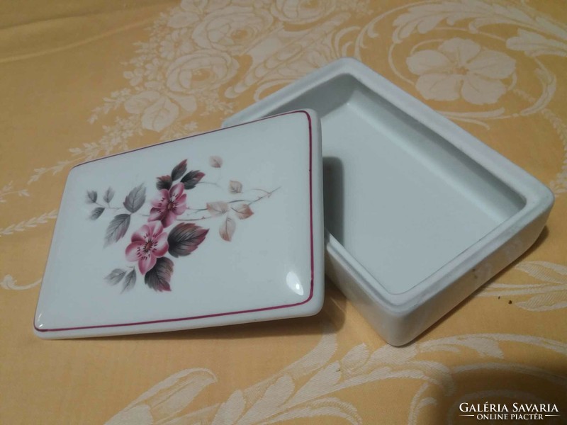 Hollóháza porcelain bonbonier with rose petals