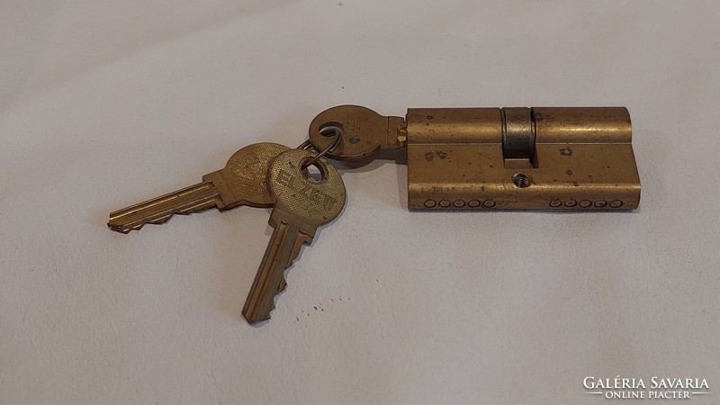 Copper-plated lock with 3 keys