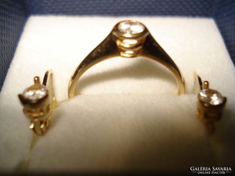 Gold ring, earring set.