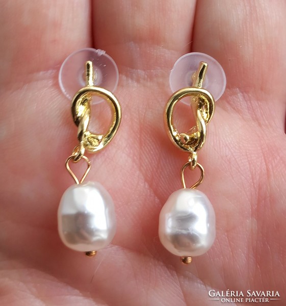 Gold-plated pearl earrings.