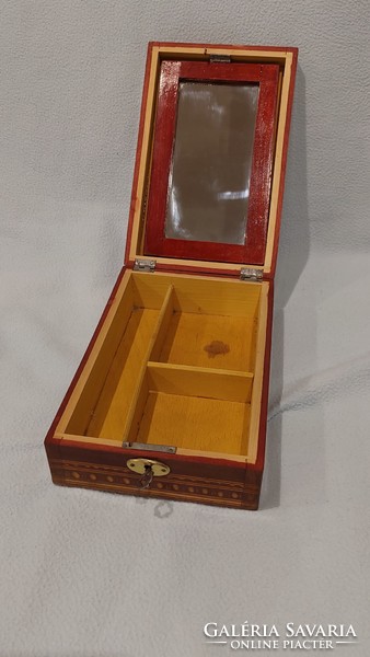 Lockable shaving box with mirror