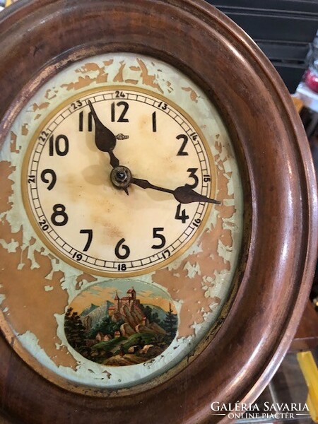XX. Wall clock from the beginning of the century, two serious, exactly working conditions