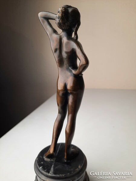 Art Deco bronz női akt szobor, alabástrom tappal