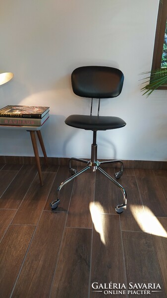 Vintage swivel chair with wheels from the 60s.
