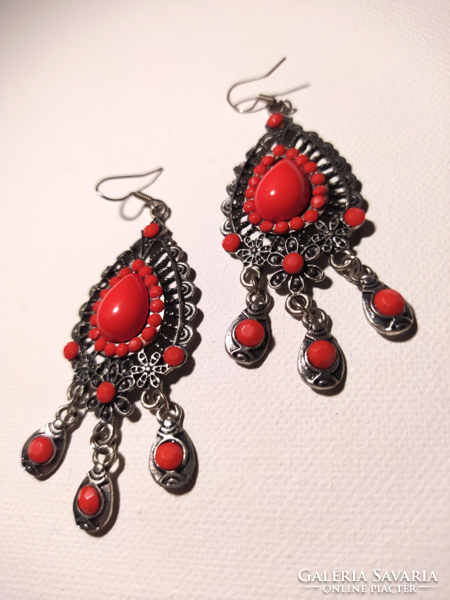 Impressive red stone earrings in silver