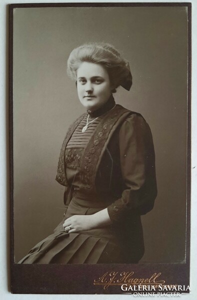 Swedish business card, cdv, from the royal court photographer's studio a.J.Hagnell, photo of a lady, 1910s