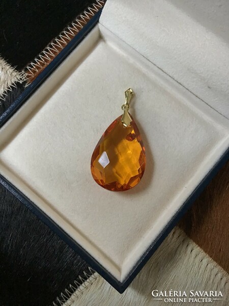 Old 8 carat gold pendant with polished amber
