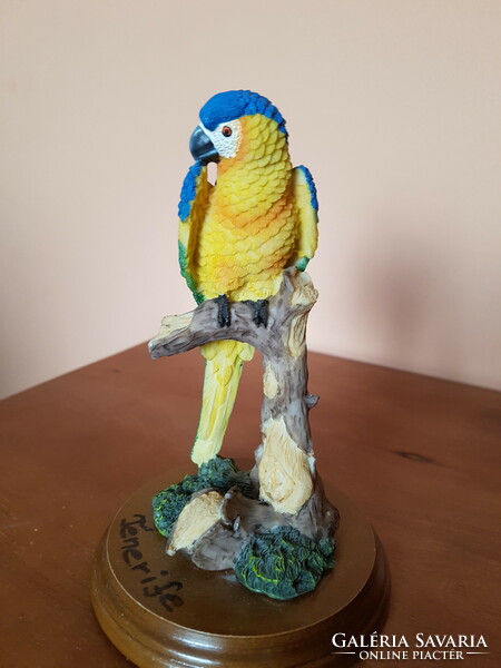 Papagáj szobor