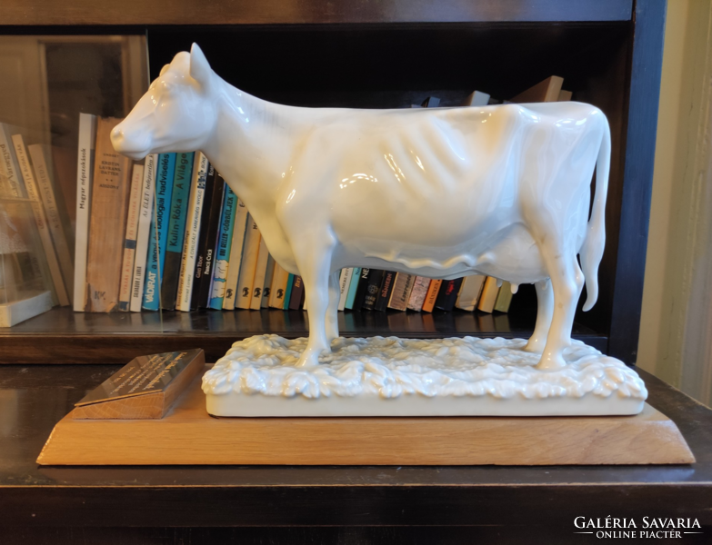 Herendi porcelán tehén "Keömley Bálint szarvasmarha-tenyésztésben végzett munkássága elismeréseként"