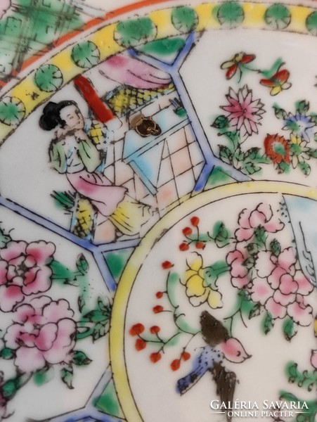 Kézzel festett gazdagon díszített zöld tónusú jelentes kínai porcelán tányér