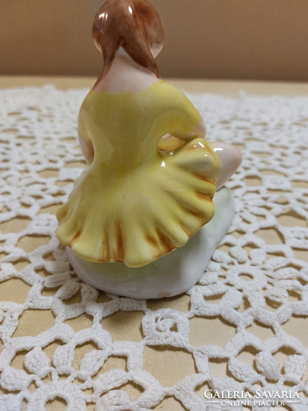 Bodrogkeresztúri porcelán figura, sárga ruhás lány virággal