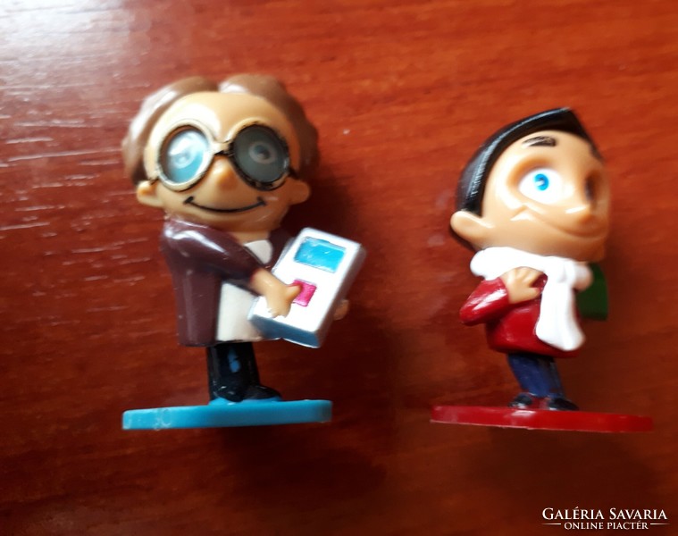 2 collectible toy figures