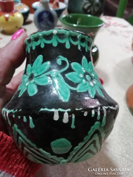 Jelzett kerámia váza 22.a képeken látható állapotban van 9 cm