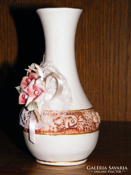 Nagyon dekoratív virágos váza.
