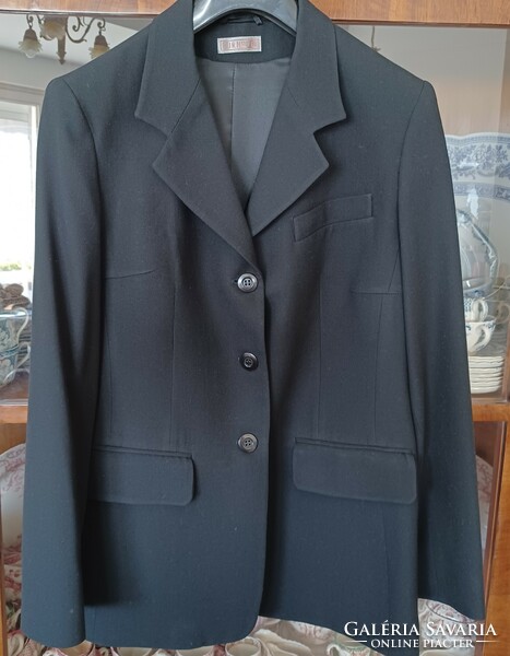 100% wool, turnover brand black blazer, jacket with silk lining. Extended style, size 40