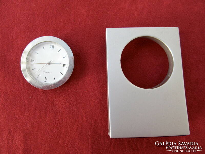 Rugged table clock (7x5 cm, felt base, quartz, part of the clock can be removed)