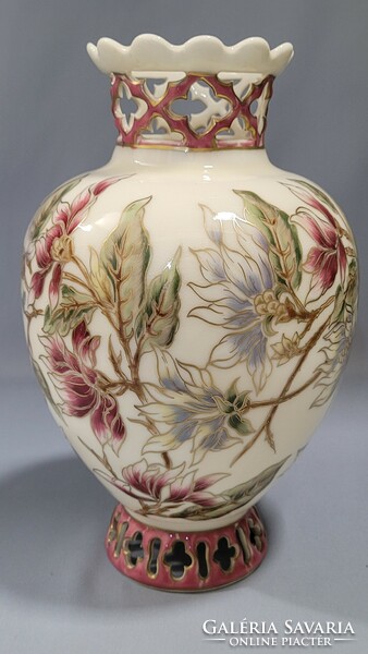 Zsolnay kézzel festett porcelán virágos áttört peremű váza