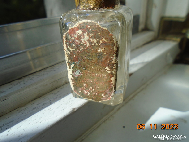 19 Sz vrais parfume de fleurs with gilded embossed label, faceted French perfume bottle