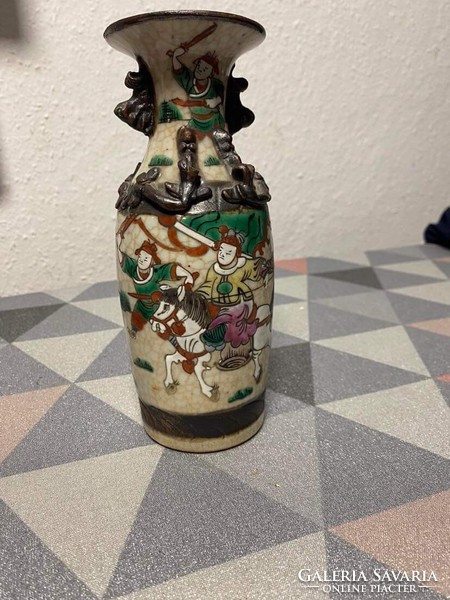 Antik kínai harckatona csatajelenet porcelán váza
