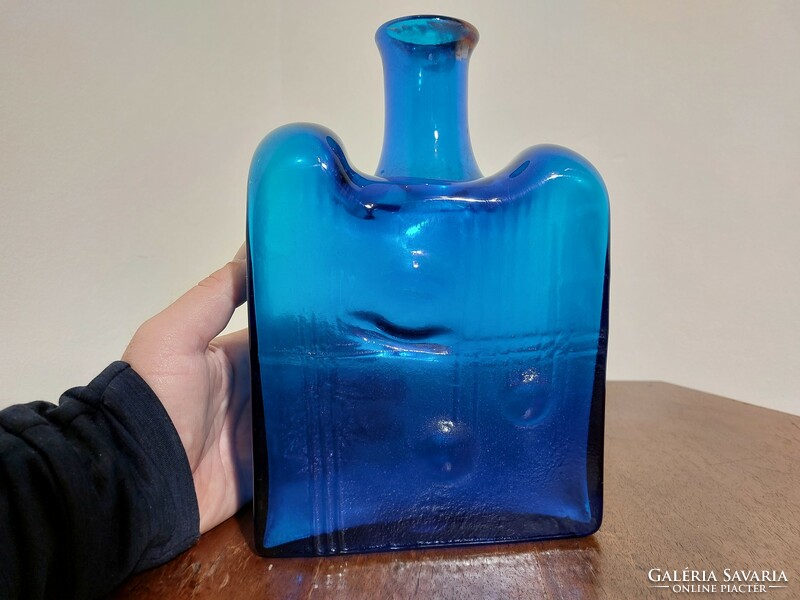 Szakított aljú, rátett nyakú kék üveg (5)