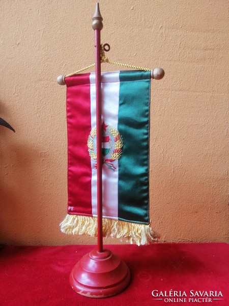Kádár címeres asztali zászló, talapzattal