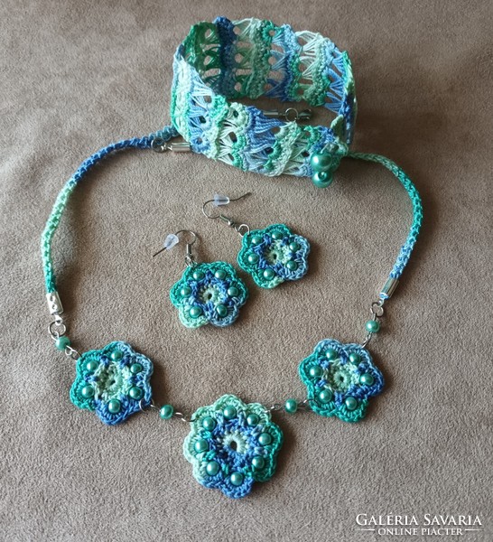 Lace jewelery set with turquoise green gradient