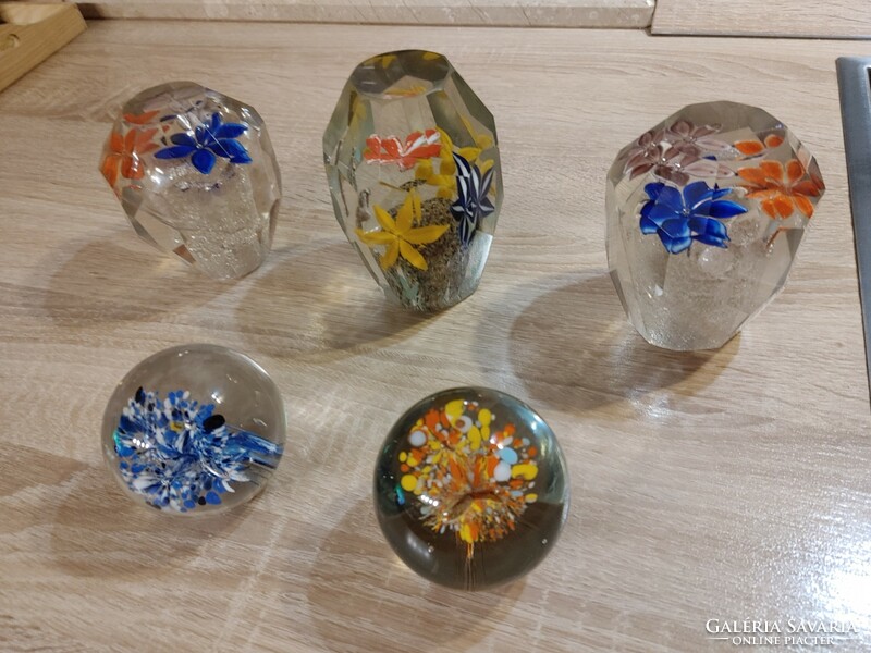 Beautiful retro paperweight, face-polished crystal glass with flowers, approx. 9.5 cm 1 pc