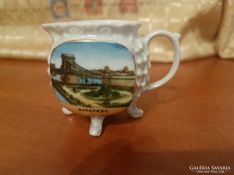 A special porcelain souvenir
