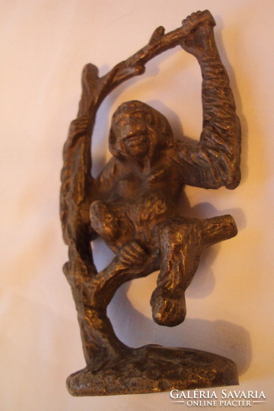 SÁRGARÉZ ágon ülő majom figura,karakteres megmunkálással.(öntvény)