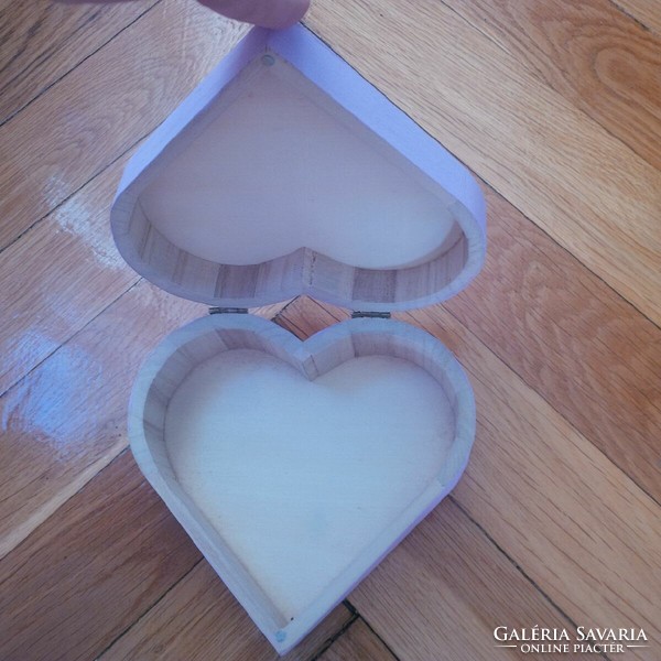 ÚJ! Rózsaszín szív alakú fa doboz, kézzel festett, pillangó díszítéssel