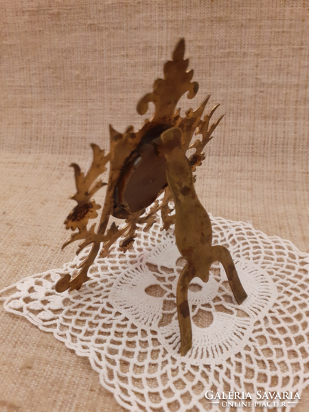 Antik kis asztali fa korpusz sárgaréz képkeret benne porcelán Szűz Mára két fekete dió gyertyatartó