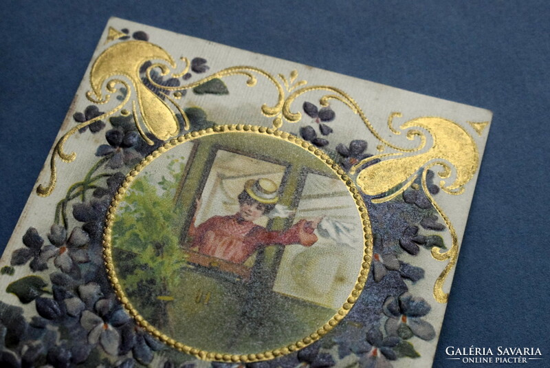 Antik dombornyomott üdvözlő litho képeslap -  vonatból integető hölgy ibolya arany gomba