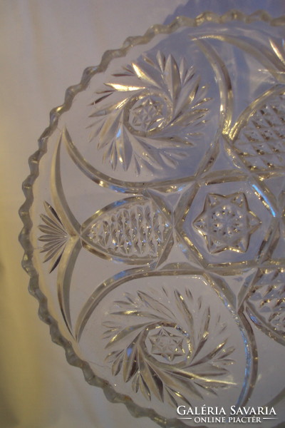 A pastry plate with zigzag edges as a substitute.