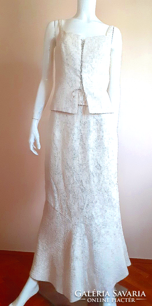 Gyönyörű luxus alkalmi / menyasszonyi női ruha kosztüm szoknya és felső anyagában ezüst dombormintás