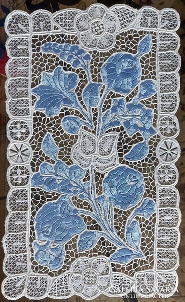 Decorative tablecloth made with the Riseliős technique