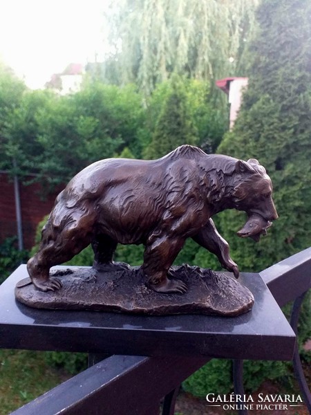 The bear caught a fish - bronze sculpture art object