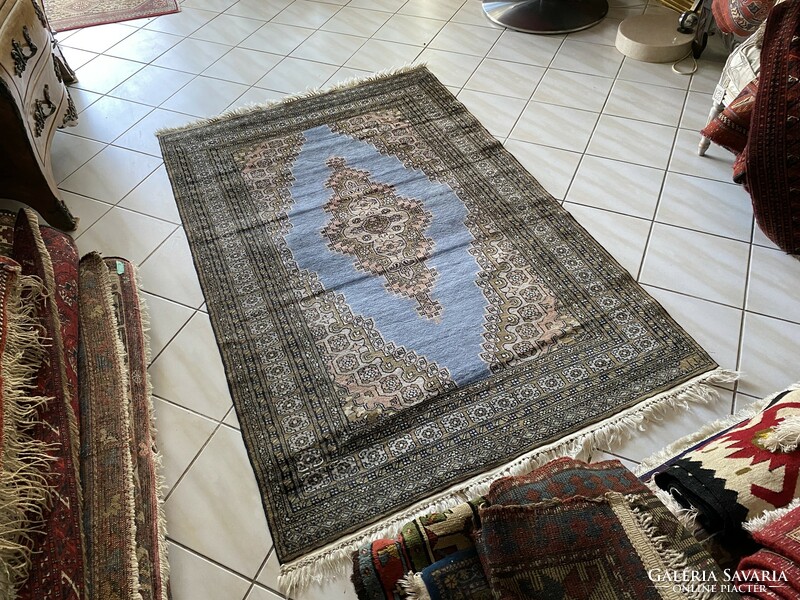 Hand-knotted Pakistani carpet 120x195