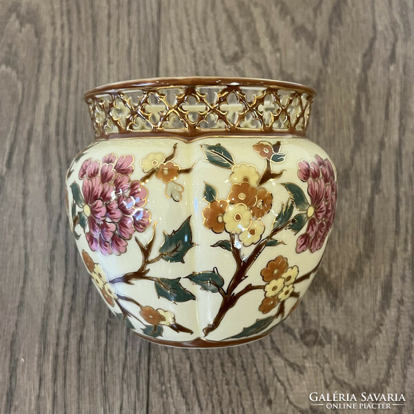 Zsolnay porcelán kaspó, áttört díszítéssel, virágmintás dekorral