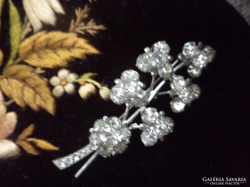 Flawlessly beautiful brooch decorated with sparkling stones