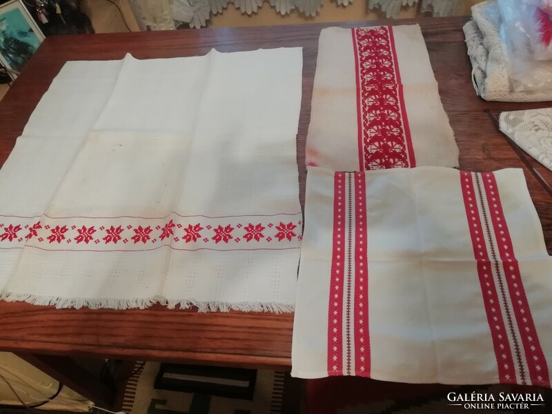 Old tablecloth 3 pieces 24. It is in the condition shown in the pictures