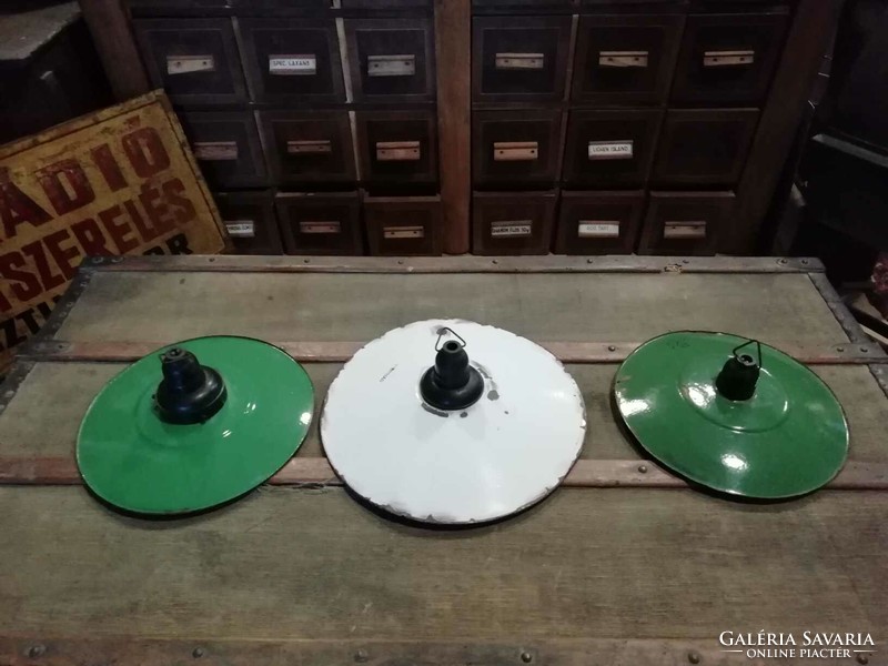 Zománc tányéros, bakelit foglalatos konyhai lámpák, 20. század közepei, első feléből, 3 db együtt