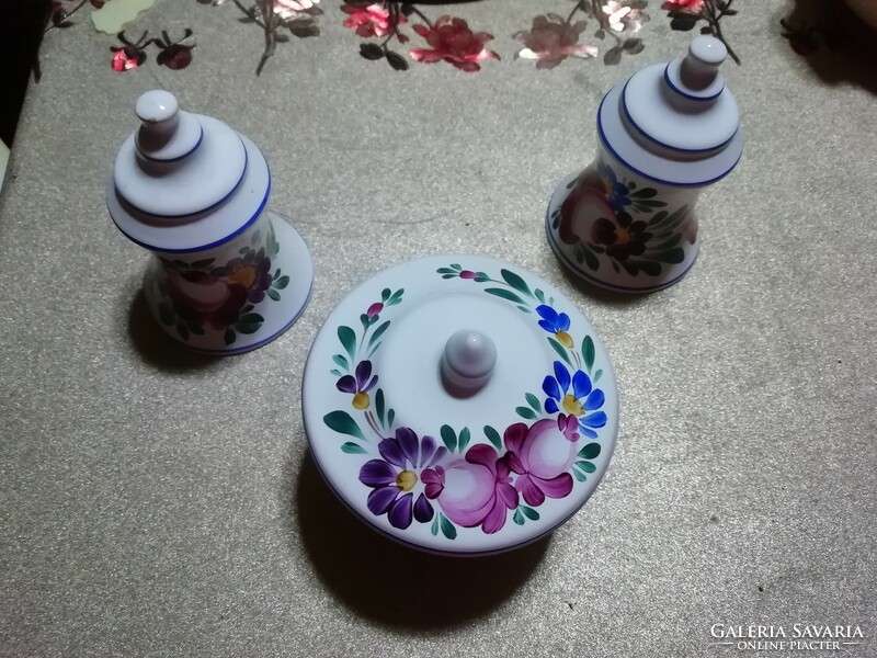 Ceramic table decorations and sugar holder are in the condition shown in the pictures