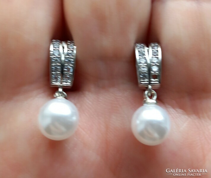 Silver-plated pearl earrings.