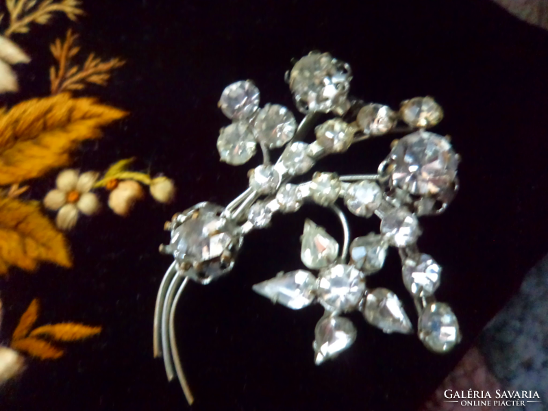 Flawlessly beautiful brooch decorated with sparkling stones
