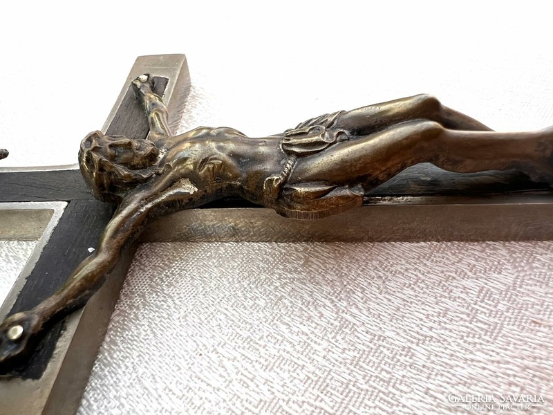 Jézus a kereszten fém és bronz kisplasztika feszulet