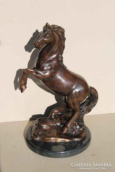 Ágaskodó ló bronzszobor