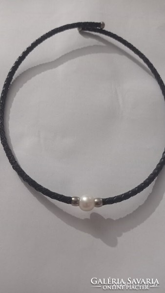 Modern short necklace with irregular large white pearl, black and white women's jewelry