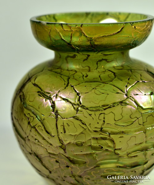 Around 1920 Czech kralik green glass vase with purple iridescence